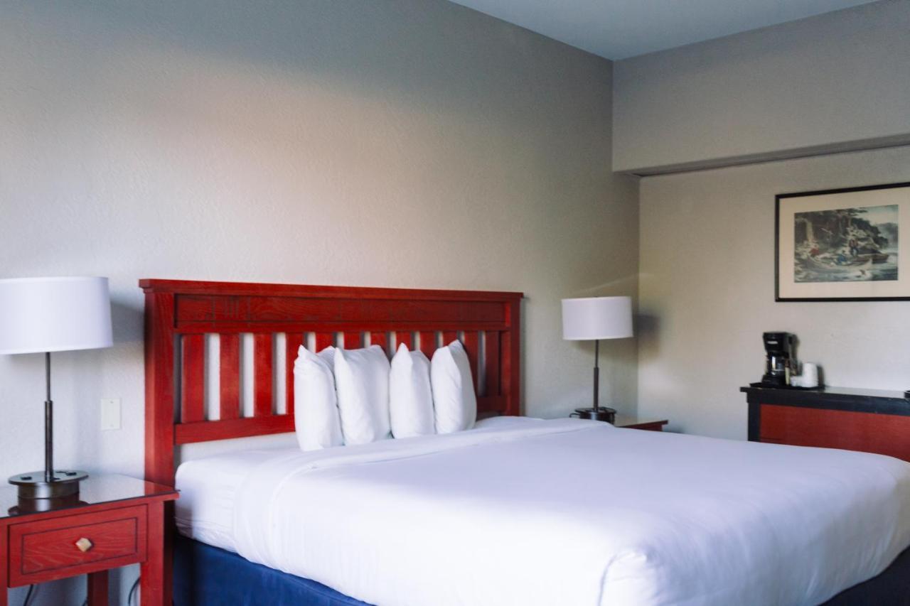 Wildwood Lodge & Suites Clive Exteriér fotografie