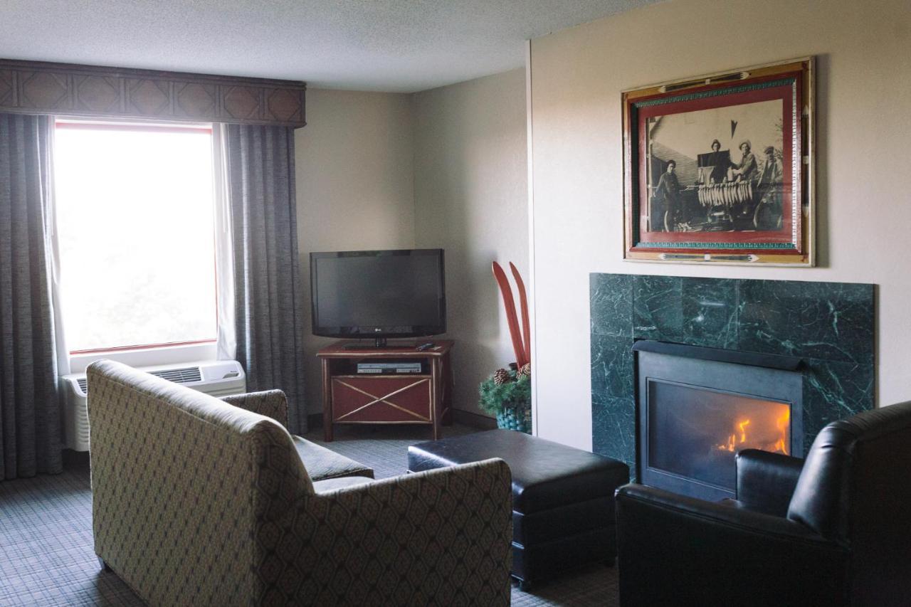 Wildwood Lodge & Suites Clive Exteriér fotografie